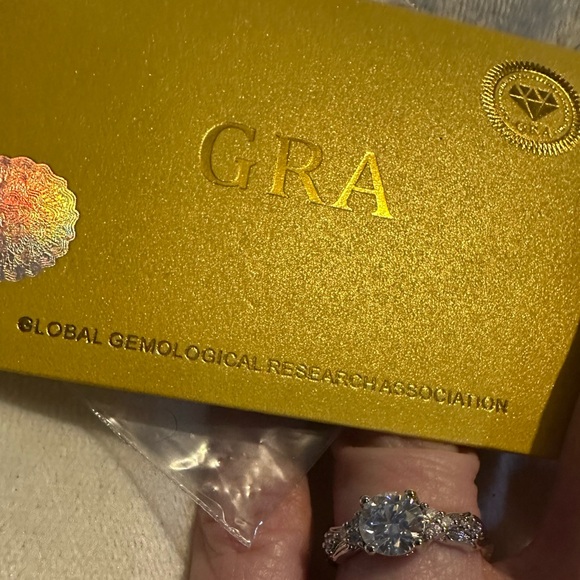 Elegant Moissanite Silver Tone Ring (size5) - Picture 6 of 7